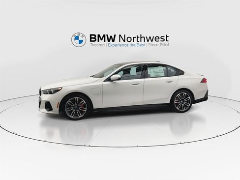 New 2026 BMW 550e xDrive w/ Premium Package image 10