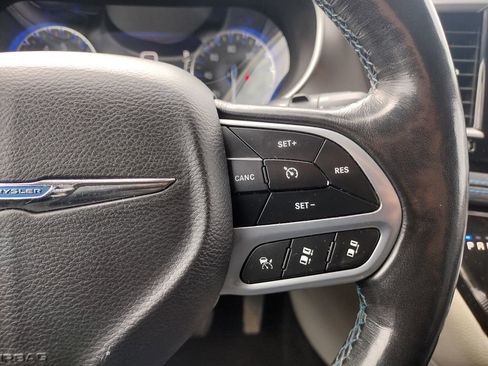 Used 2021 Chrysler Pacifica Touring-L FWD image 26
