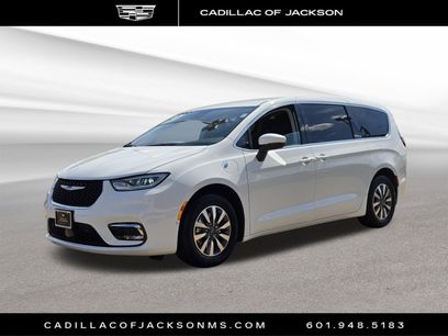 Used 2023 Chrysler Pacifica Touring-L w/ Uconnect Theater Family Group