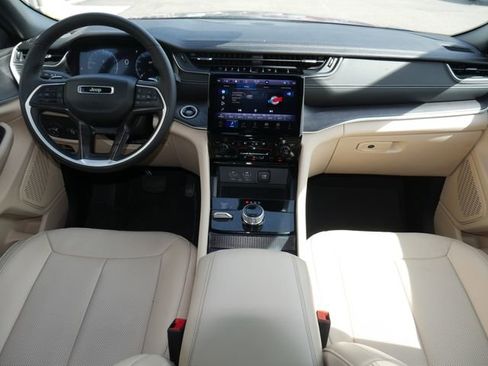 Used 2024 Jeep Grand Cherokee Limited w/ Luxury Tech Group II AWD/4WD image 8