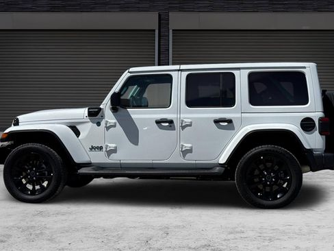 Used 2025 Jeep Wrangler Unlimited Sahara AWD/4WD image 7