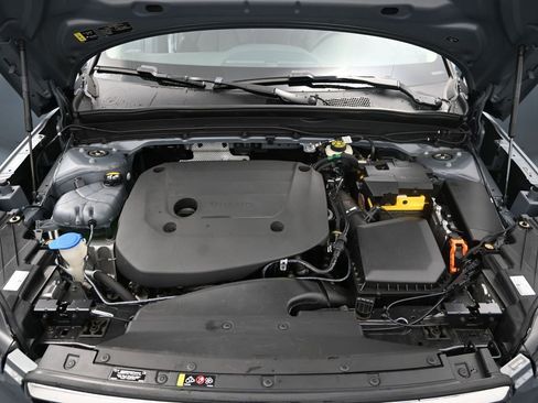 Used 2023 Volvo XC40 B4 Plus image 17