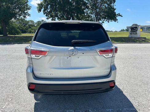 Used 2015 Toyota Highlander Plus FWD image 5