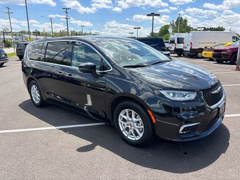 Used 2023 Chrysler Pacifica Touring-L FWD image 2
