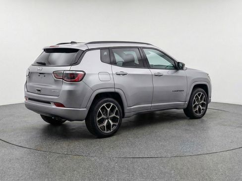 Used 2025 Jeep Compass Limited image 9