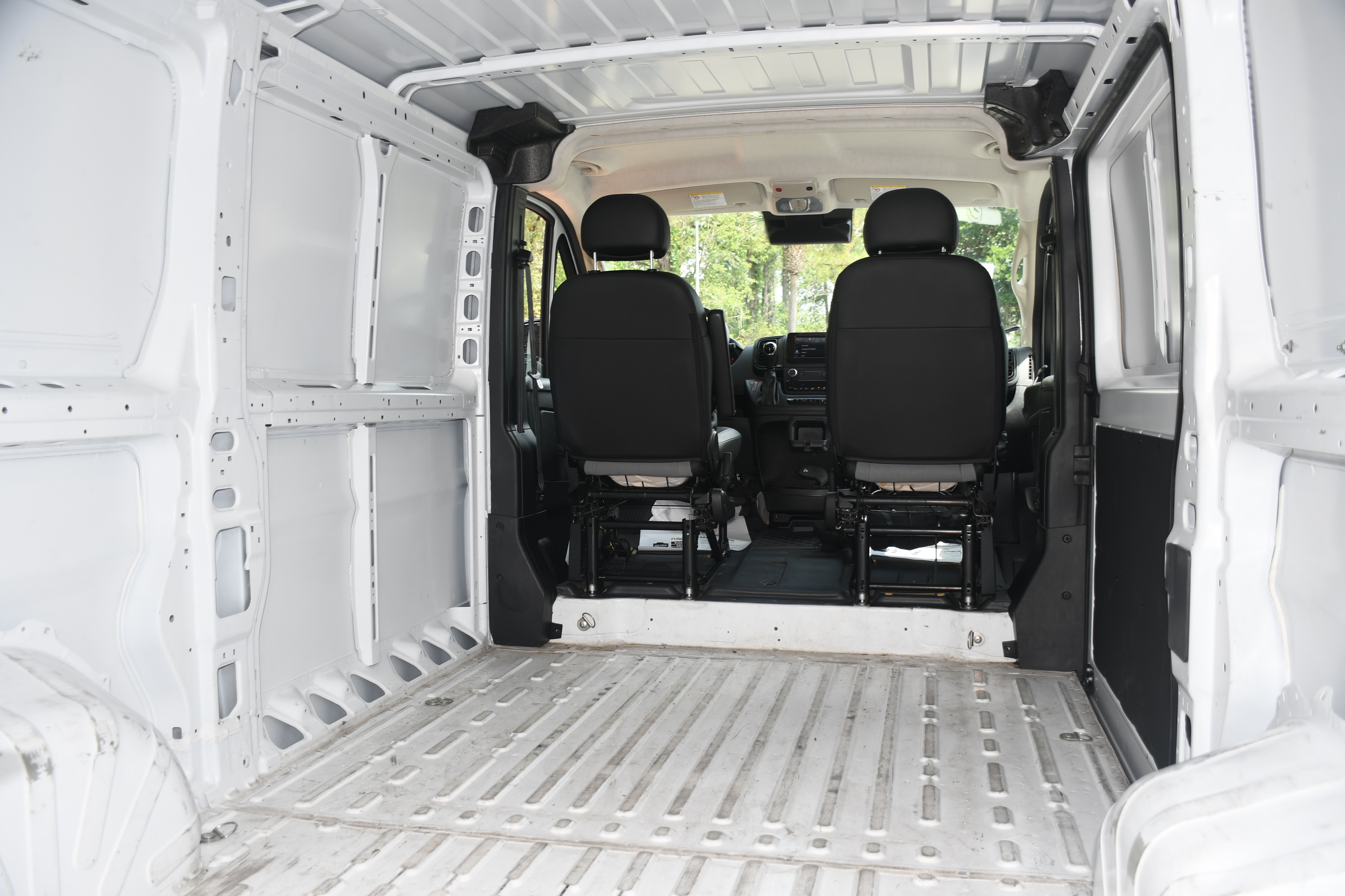 Used 2025 RAM ProMaster 2500 w/ Convenience Group FWD image 17