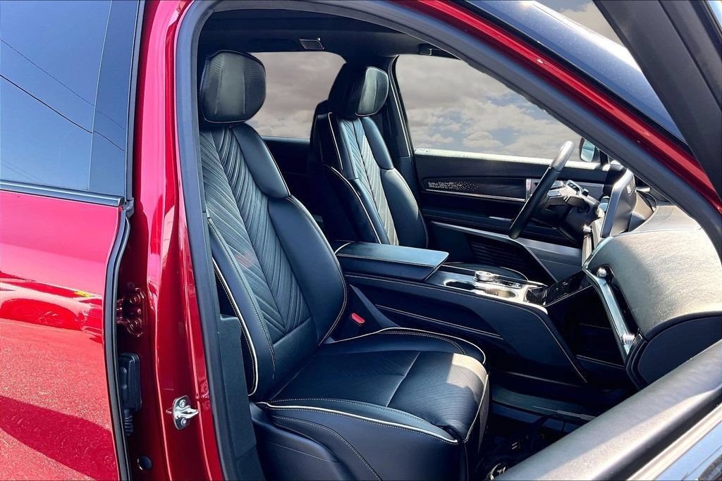 Certified 2026 Cadillac Vistiq Platinum w/ LPO, Floor Liner Package AWD/4WD image 30