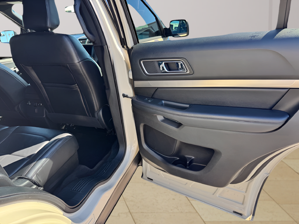 Used 2018 Ford Explorer XLT w/ Equipment Group 202A FWD image 27