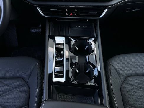 Used 2025 Volkswagen Atlas Cross Sport SE image 15