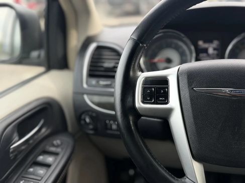 Used 2015 Chrysler Town & Country Touring FWD image 21