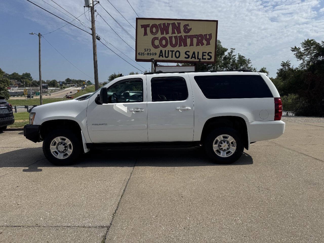 Used 2011 Chevrolet Suburban 2500 LT AWD/4WD image 4