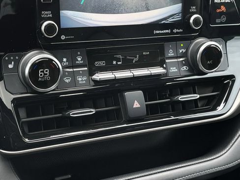 Used 2022 Toyota Highlander XLE AWD/4WD image 19