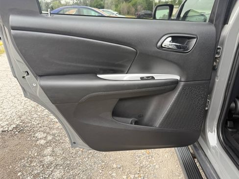 Used 2020 Dodge Journey SE FWD image 19