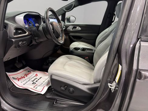 Used 2021 Chrysler Pacifica Touring w/ S Appearance Package image 4