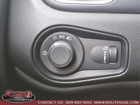 Used 2023 Jeep Renegade Latitude AWD/4WD image 28