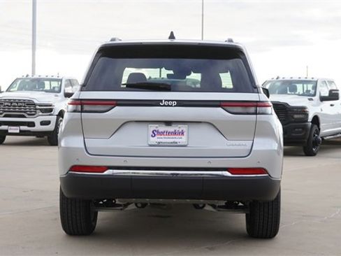 New 2025 Jeep Grand Cherokee Laredo image 8