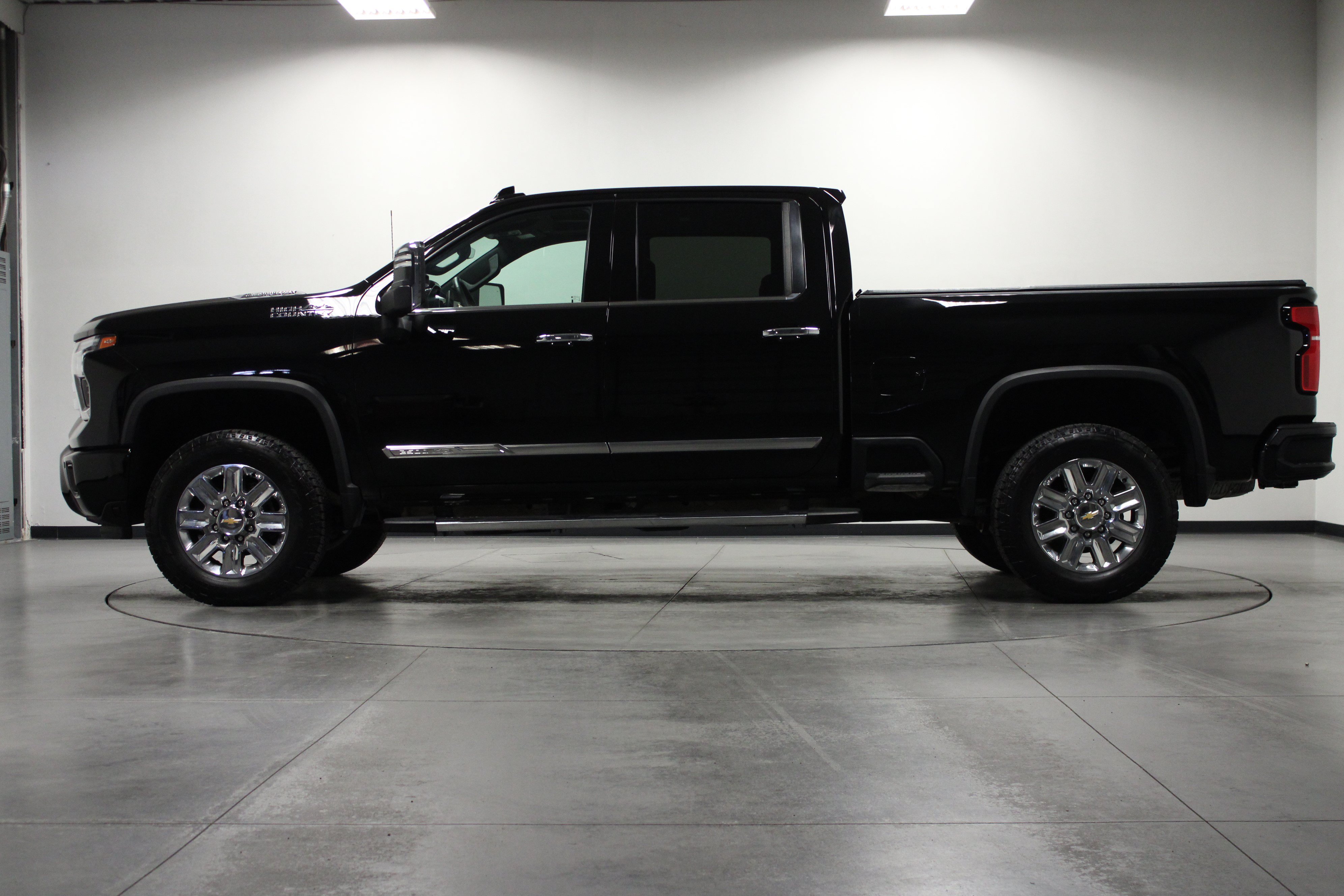 Used 2024 Chevrolet Silverado 2500 High Country w/ Technology Package AWD/4WD image 7