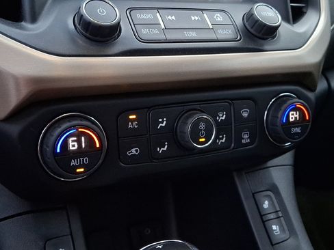 Certified 2019 GMC Acadia Denali w/ Technology Package AWD/4WD image 17