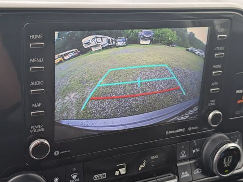 Used 2022 Toyota Highlander XLE FWD image 17