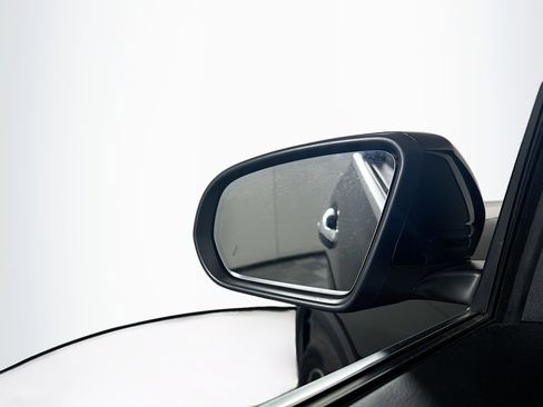 Used 2025 Mercedes-Benz GLB 250 4MATIC image 16