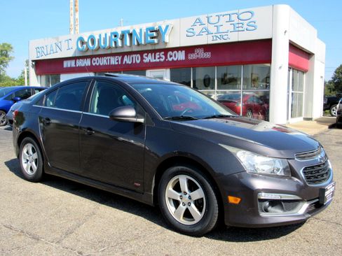 Used 2016 Chevrolet Cruze LT w/ Sun And Sound Package image 2