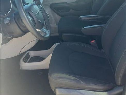 Used 2022 Chrysler Voyager LX image 9