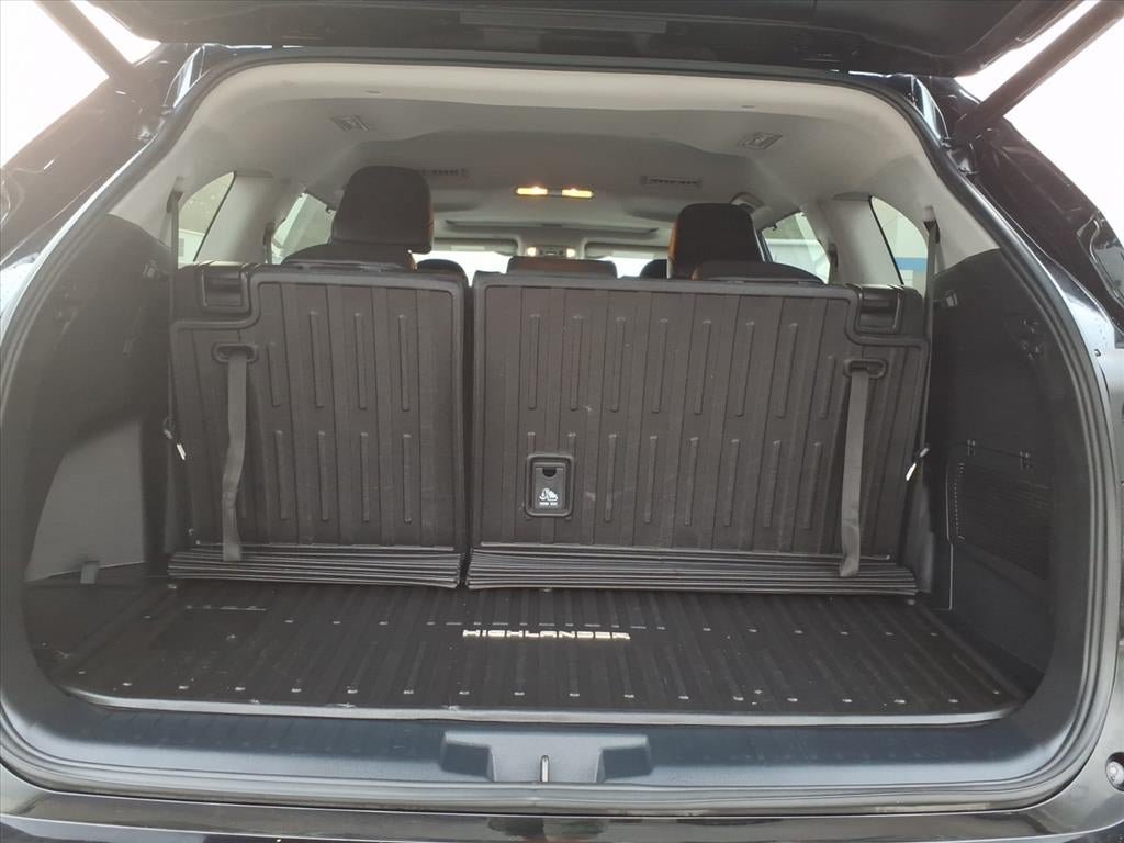 Used 2022 Toyota Highlander XLE AWD/4WD image 7