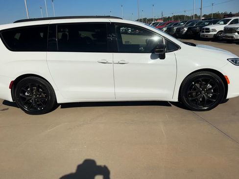 Used 2025 Chrysler Pacifica Limited image 2