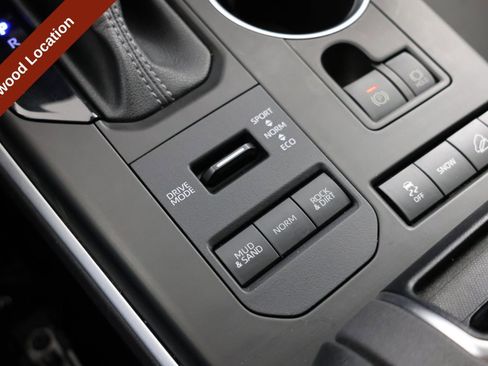 Used 2022 Toyota Highlander XLE AWD/4WD image 18
