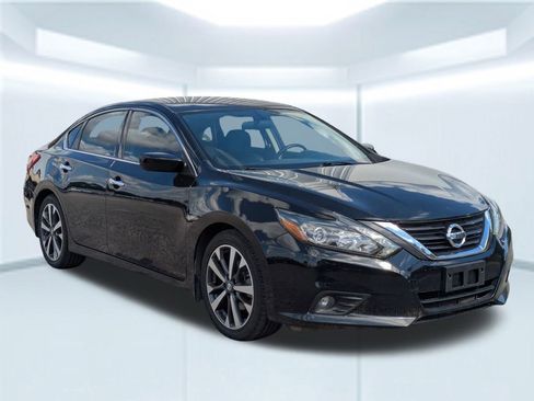 Used 2016 Nissan Altima 2.5 SR w/ LED Appearance Package image 8
