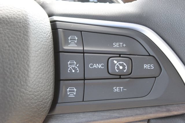 Used 2023 Jeep Grand Cherokee Limited w/ Black Appearance Package AWD/4WD image 18