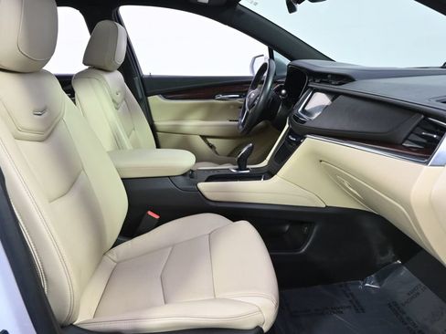 Used 2018 Cadillac XT5 Luxury w/ Driver Awareness Package AWD/4WD image 16