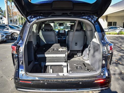 Used 2023 Toyota Sienna Limited image 29