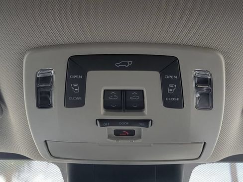 Used 2025 Toyota Sienna XLE FWD image 25