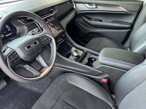 New 2025 Jeep Grand Cherokee Altitude image 10