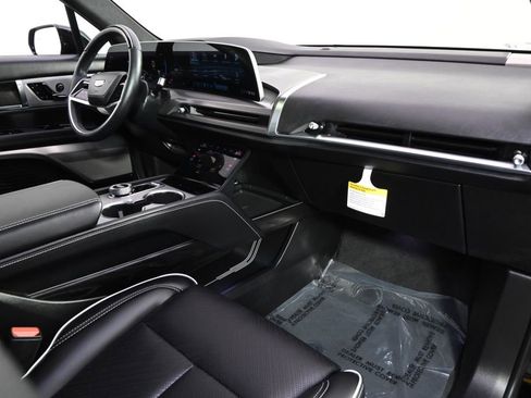 Certified 2026 Cadillac Vistiq Premium Luxury w/ LPO, Floor Liner Package AWD/4WD image 15