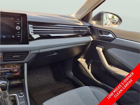 Used 2025 Volkswagen Jetta SE w/ Sunroof Package FWD image 22