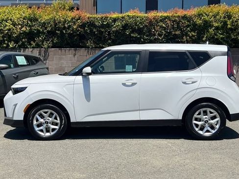 Used 2024 Kia Soul LX w/ Option Group 015 FWD image 9