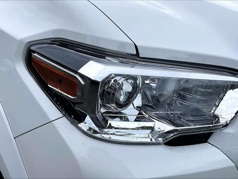 Certified 2023 Toyota Tacoma SR5 AWD/4WD image 25