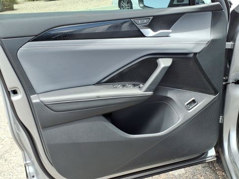 Certified 2025 Volkswagen Tiguan SE FWD image 17