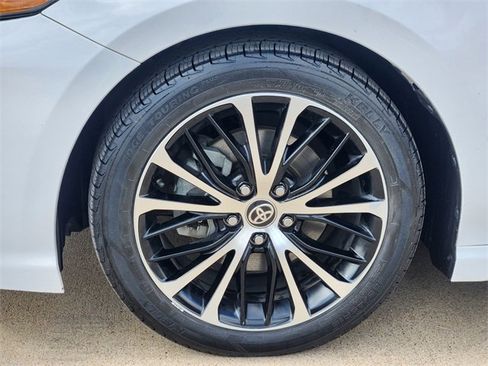Used 2020 Toyota Camry SE w/ Sunroof Package FWD image 18