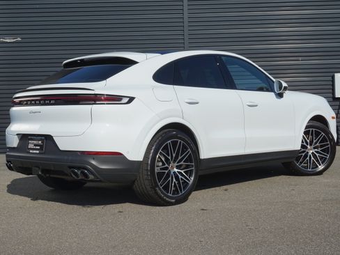 Certified 2025 Porsche Cayenne Coupe AWD/4WD image 8