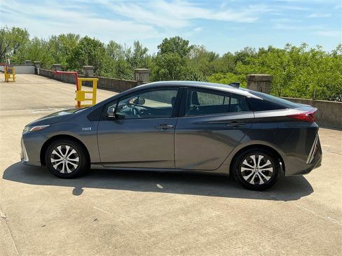 Used 2021 Toyota Prius Prime XLE FWD image 3