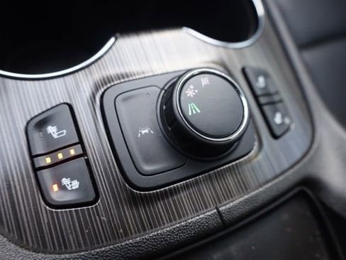 Used 2020 GMC Acadia SLT w/ Driver Alert Package II image 6