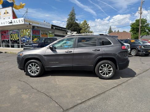 Used 2019 Jeep Cherokee Latitude Plus AWD/4WD image 3