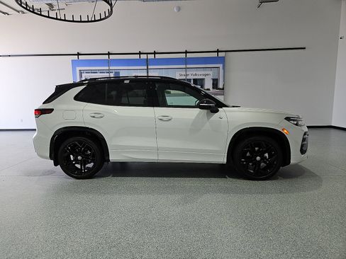 New 2026 Volkswagen Tiguan SE R-Line FWD image 10