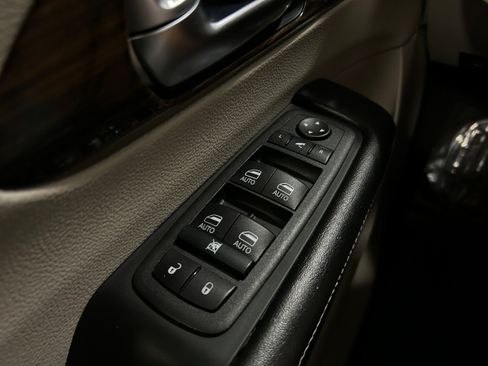 Used 2023 Chrysler Pacifica Limited FWD image 25