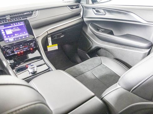 New 2025 Jeep Grand Cherokee Altitude image 32