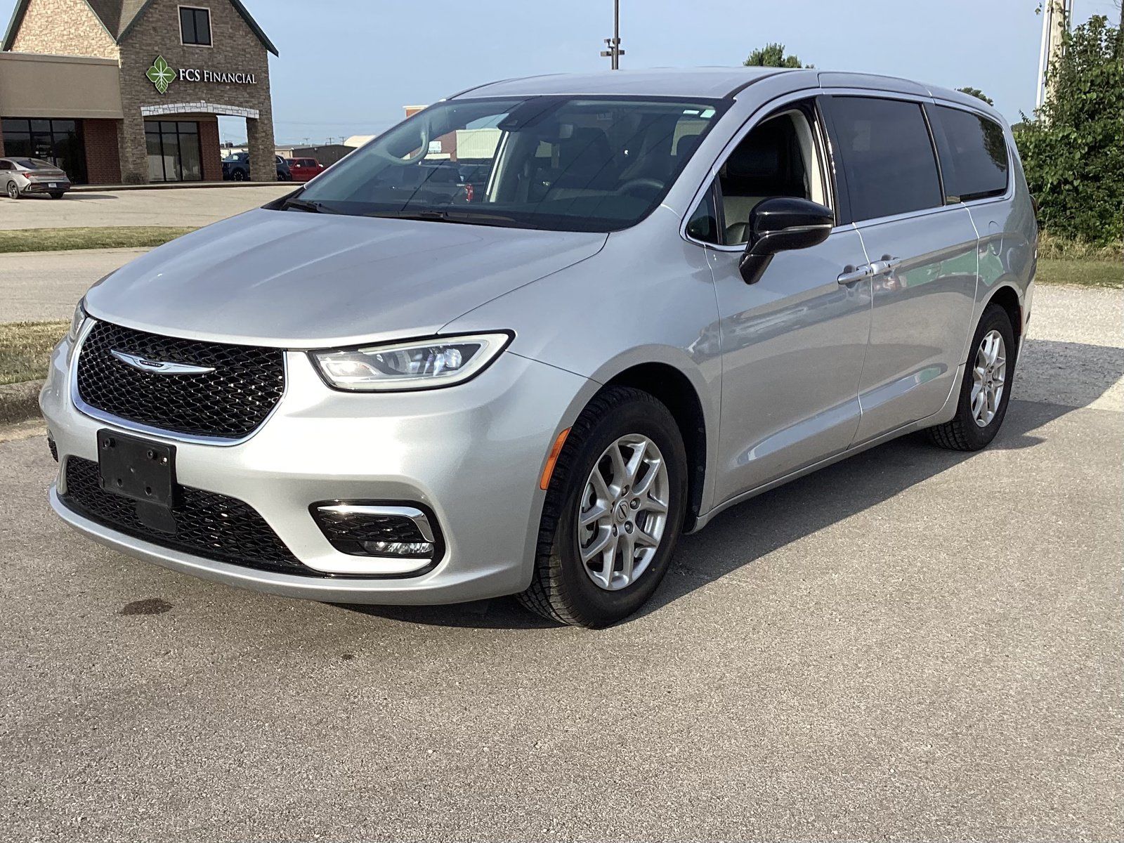 Used 2024 Chrysler Pacifica Touring-L FWD image 1