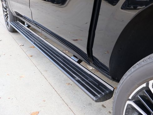 New 2025 Chevrolet Suburban High Country image 10